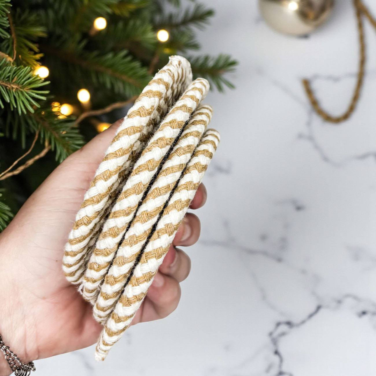 Neutral home decor coasters braided rope autumn gift bundle
Fall coaster gift set braided rope 4-pack with gift packaging
woven cotton coaster set of 4 handmade and reusable